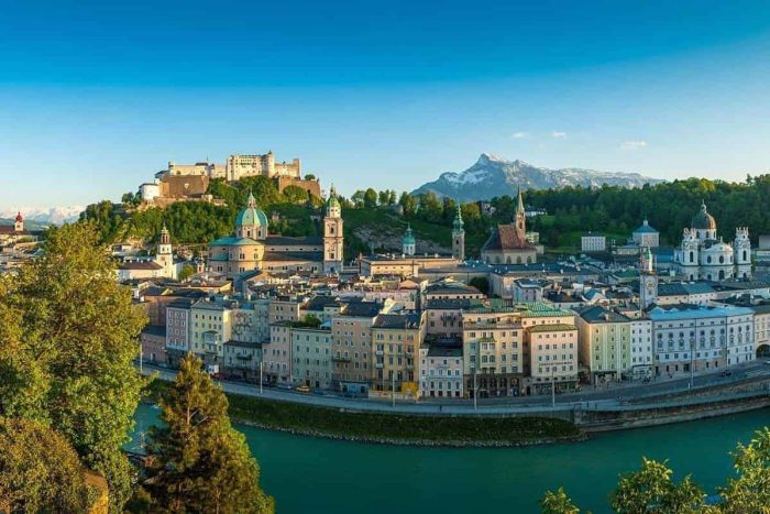 Panoramablick auf Salzburg mit Altstadt, Festung Hohensalzburg und Alpen im Hintergrund