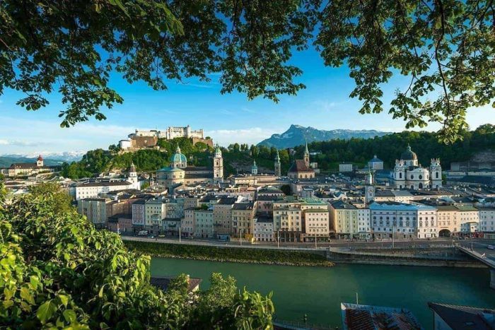Blick auf die Altstadt Salzburgs mit Festung Hohensalzburg, Salzach und Bergpanorama im Sommer